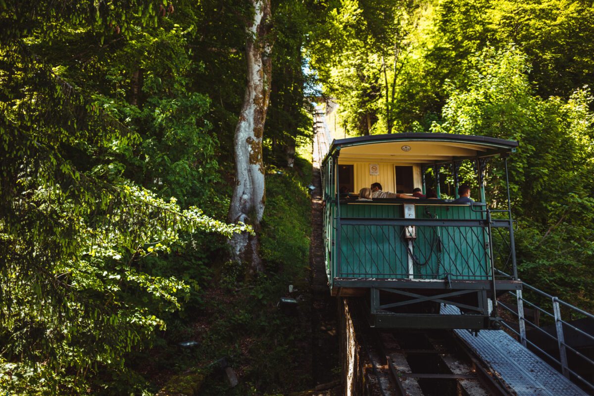 Cabine du funiculaire montant à travers la forêt du Mont-Dore